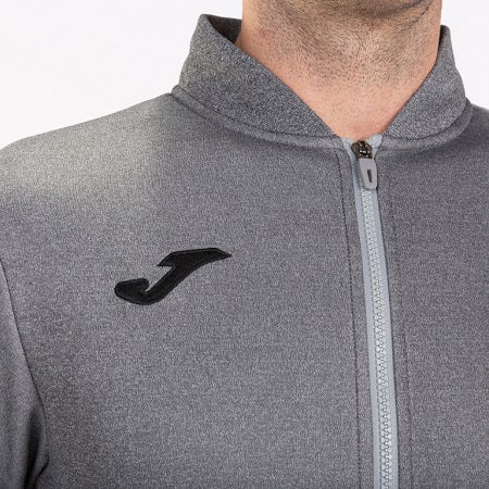 logo Joma brodé sur la veste grise